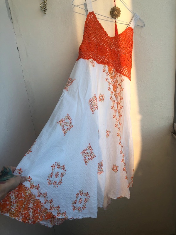 Letní šaty s háčkovaným zdobením - 2