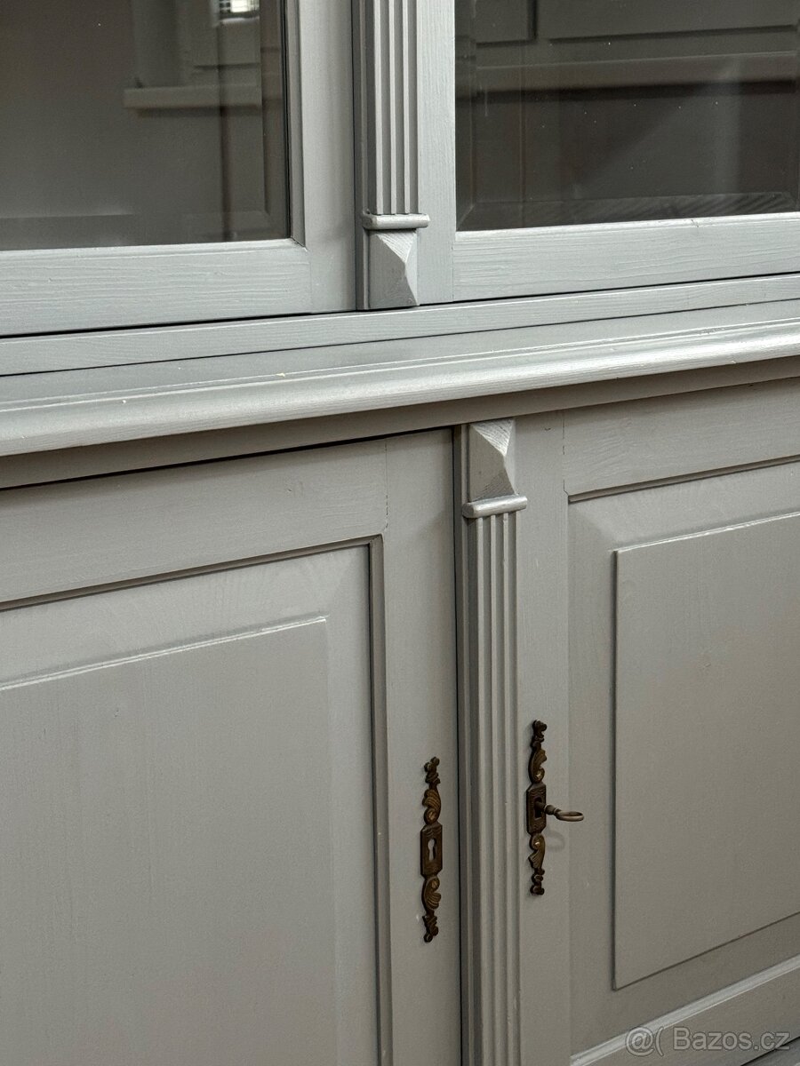 Knihovna/kredenc/skříň s prosklenými dvířky - masiv - 2