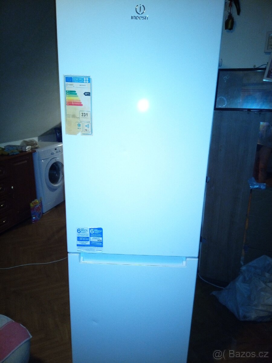 Vysoká lednice s mrazákem Zn.indesit - 2