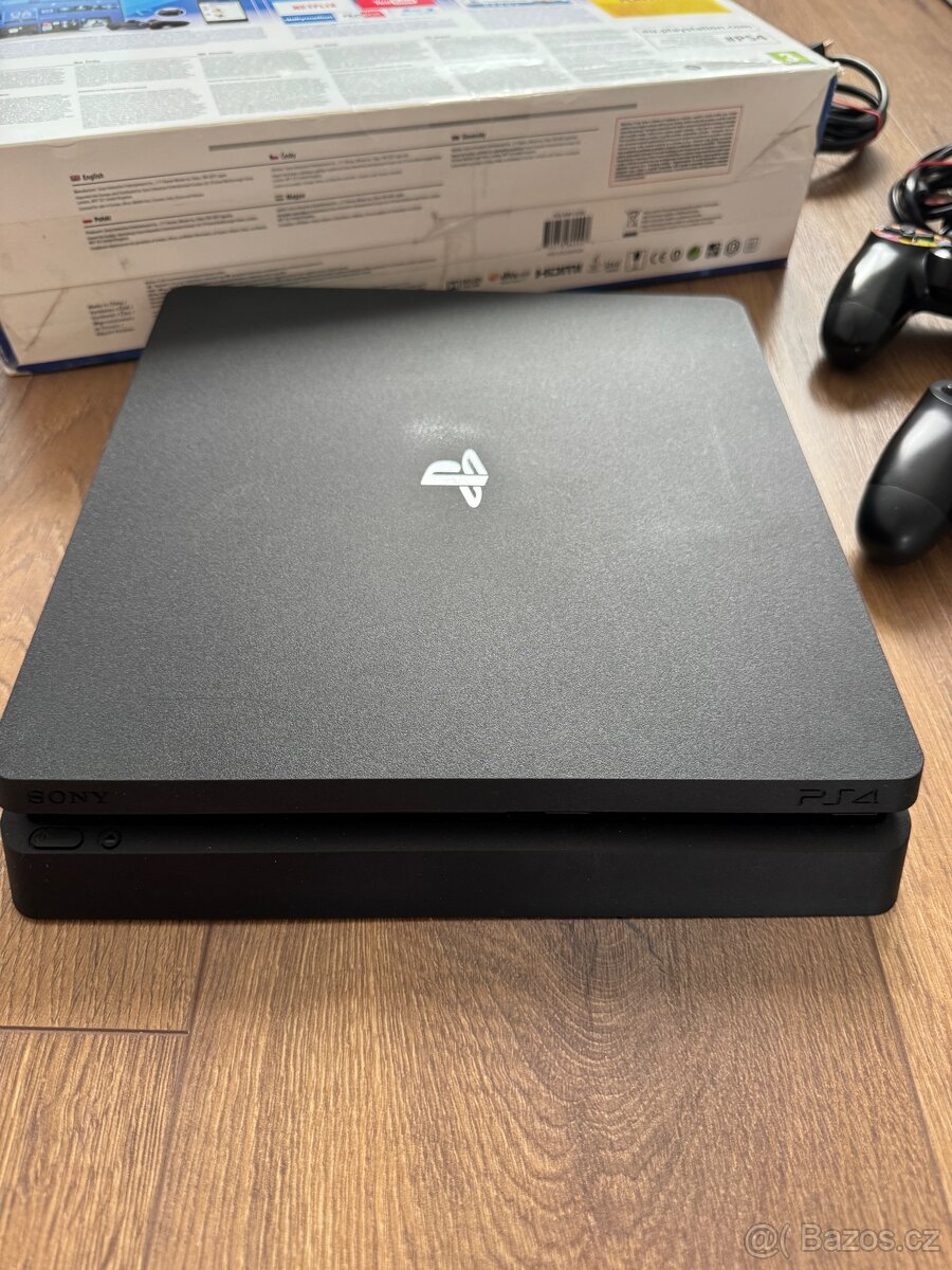 PS4 Slim 500GB + dva ovladače - 2
