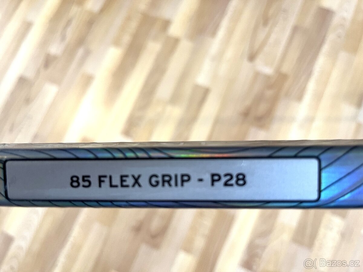 Hůl CCM Ribcor Trigger 8Pro, flex 85, pravá 28 - 2