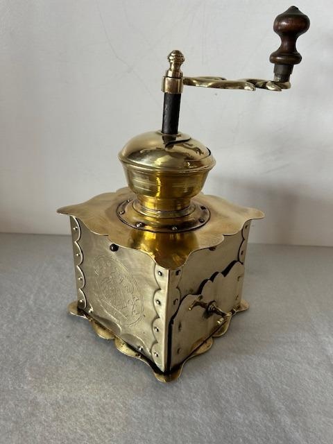 Mosazný kávomlýnek hezký model. - 2