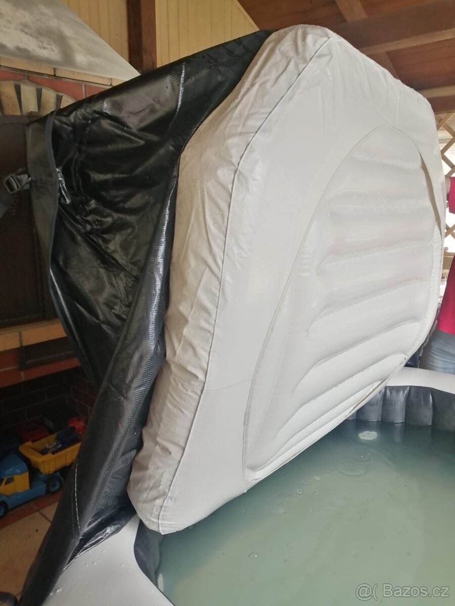 vířivka zakoupena 7.7.25 v záruce 2 roky - 2