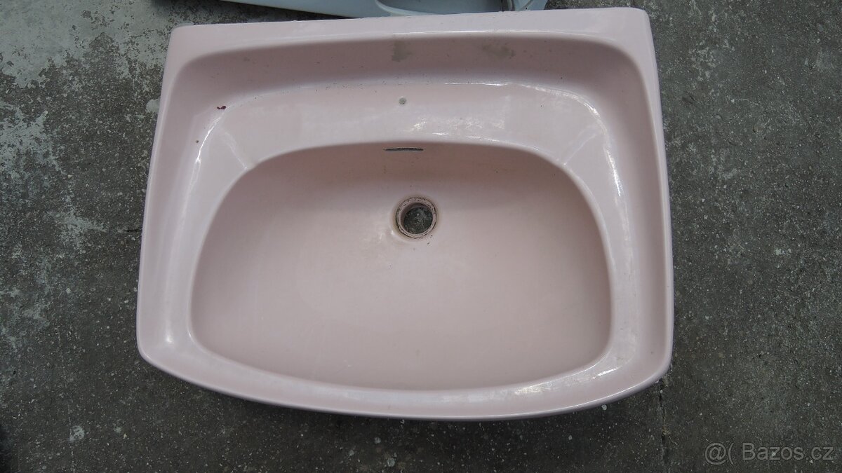 Starší umyvadlo s nohou - 2
