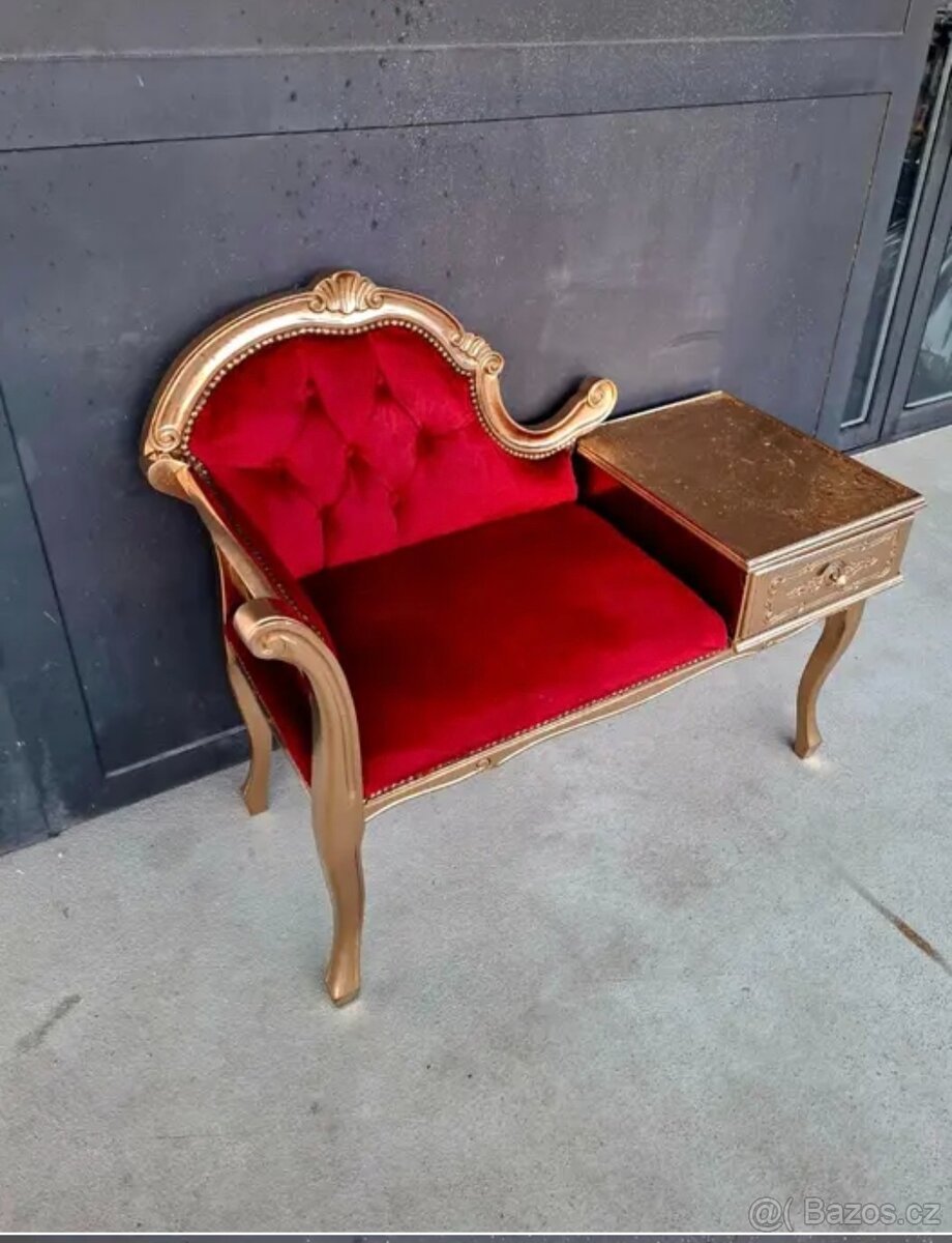 Vyřezávaná barokní sofa se stolkem - 2