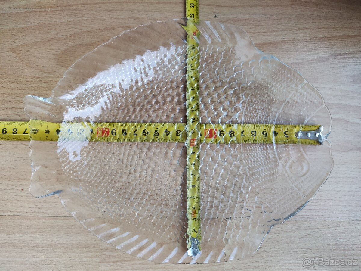 nůž,obal,váha kuchyň.do 5 kg 50,- talíř do MW 26,5 cm 100,- - 2