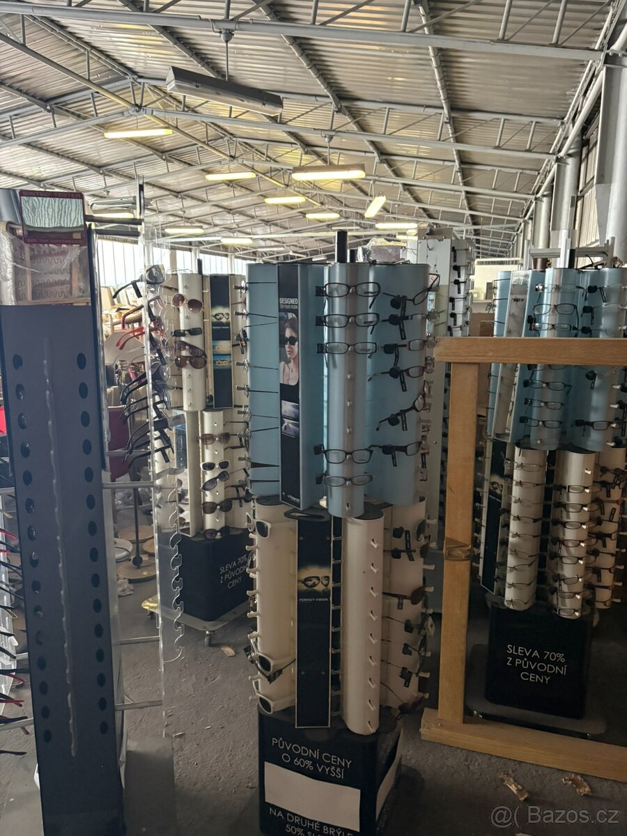 Stojany na brýle s různými brýlemi - 2