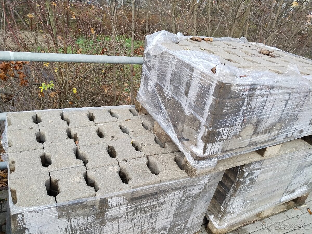 Dlažba zámková tl. 8cm + obrubníky - 2