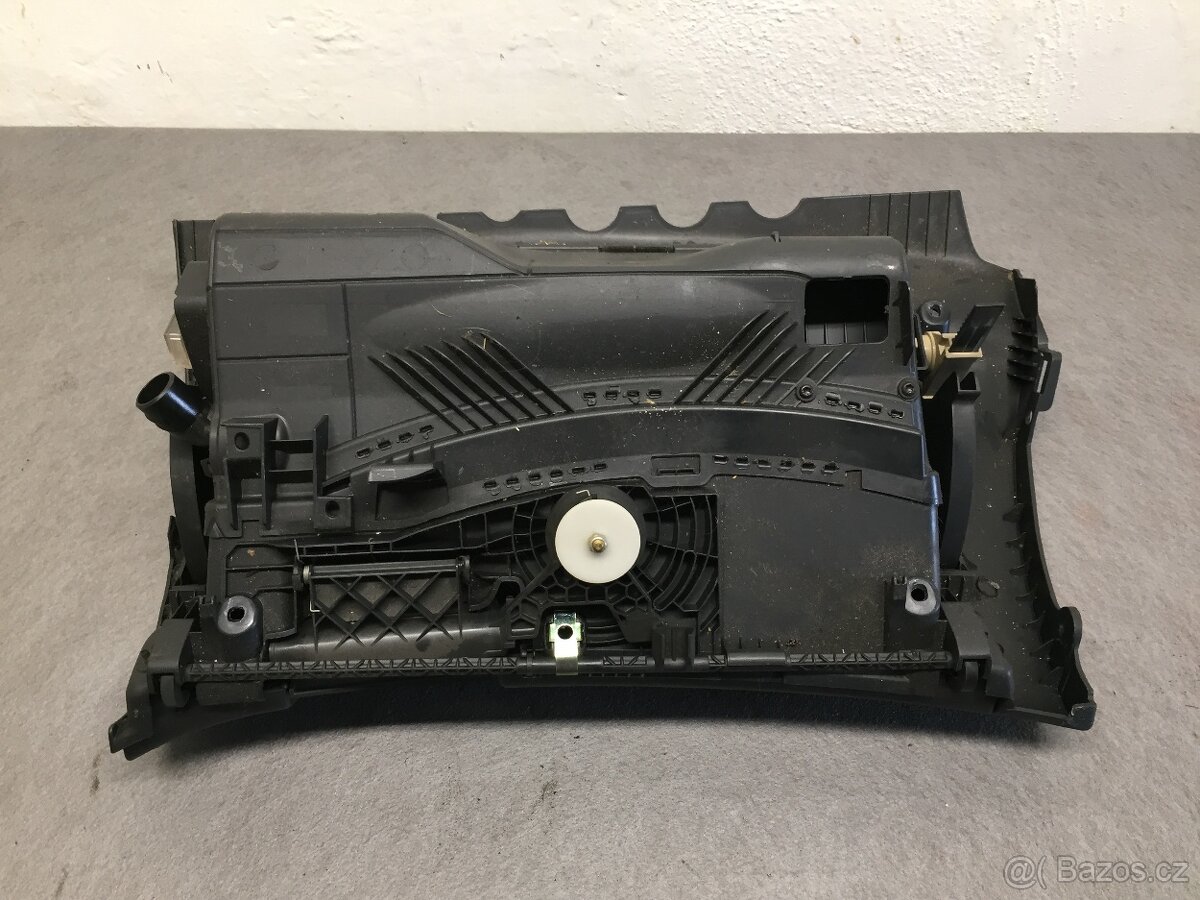 ŠKODA OCTAVIA 2 2004-2013 - ČERNÝ KASTLÍK SPOLUJEZDCE - 2