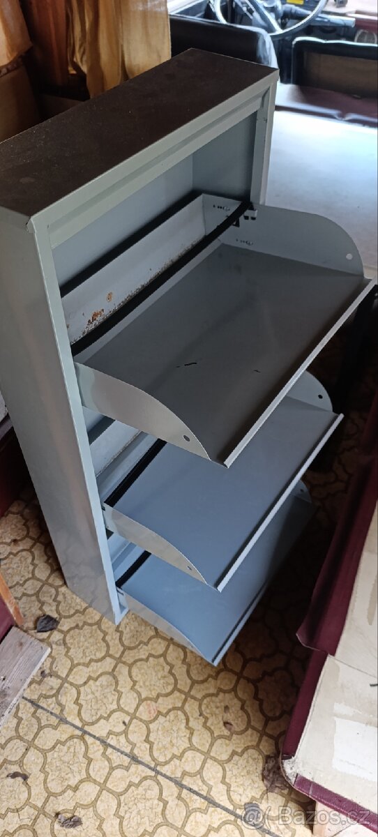 Kovový výklopný botník - 2