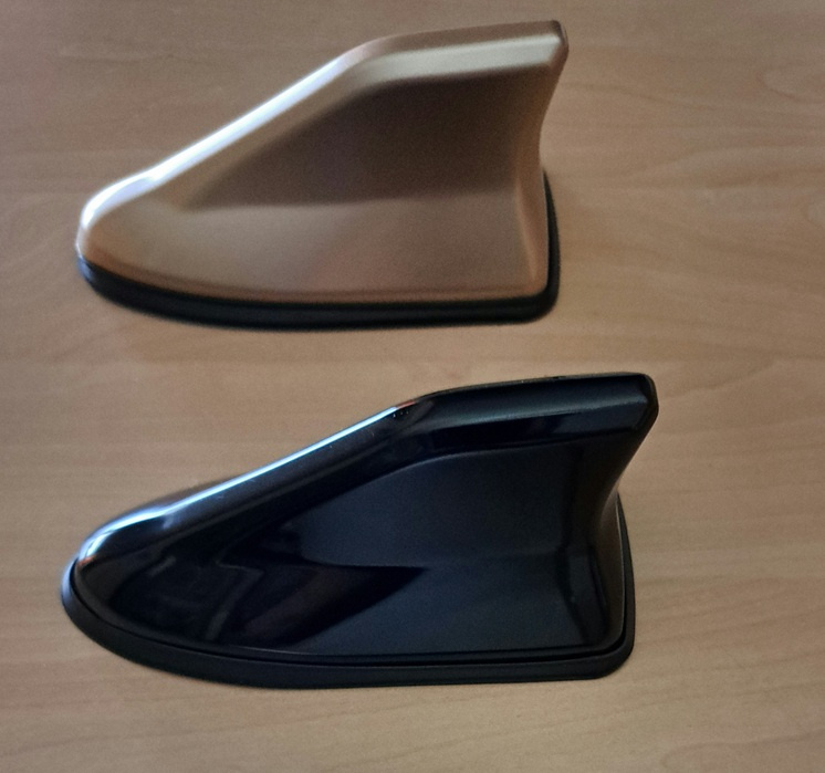 Autoanténa ploutev FM/AM se zesilovačem. - 2