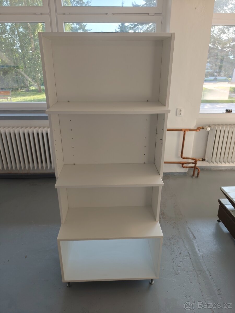 Prodejní oboustranný regál s policemi - 2