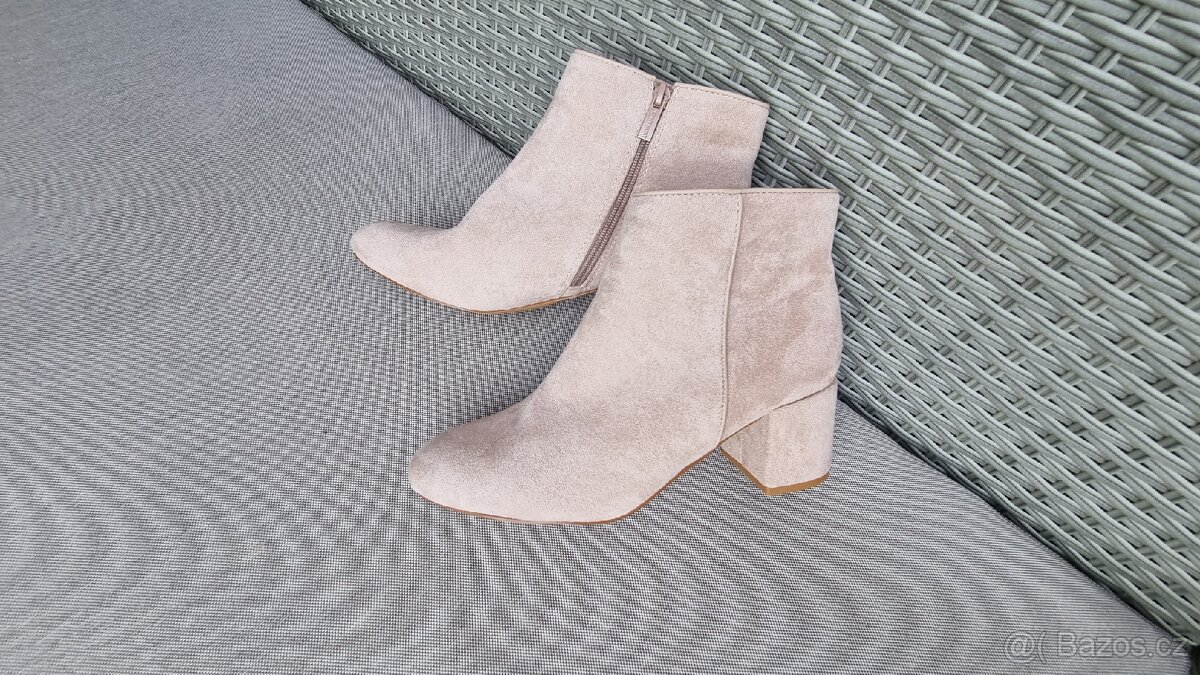 BÉŽOVÉ KOZAČKY - VEL: 39 - 2