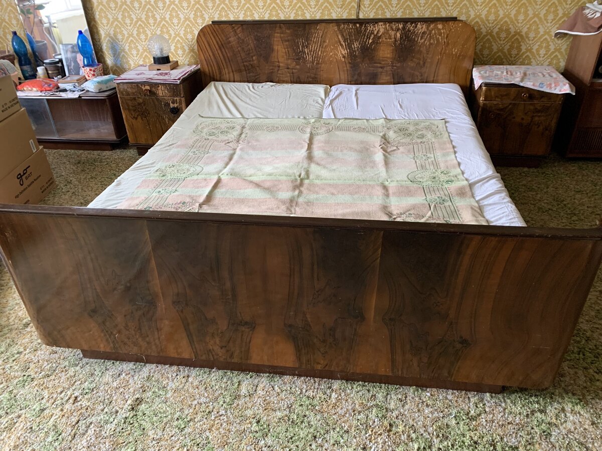 Postel, noční stolky a skříně - 2