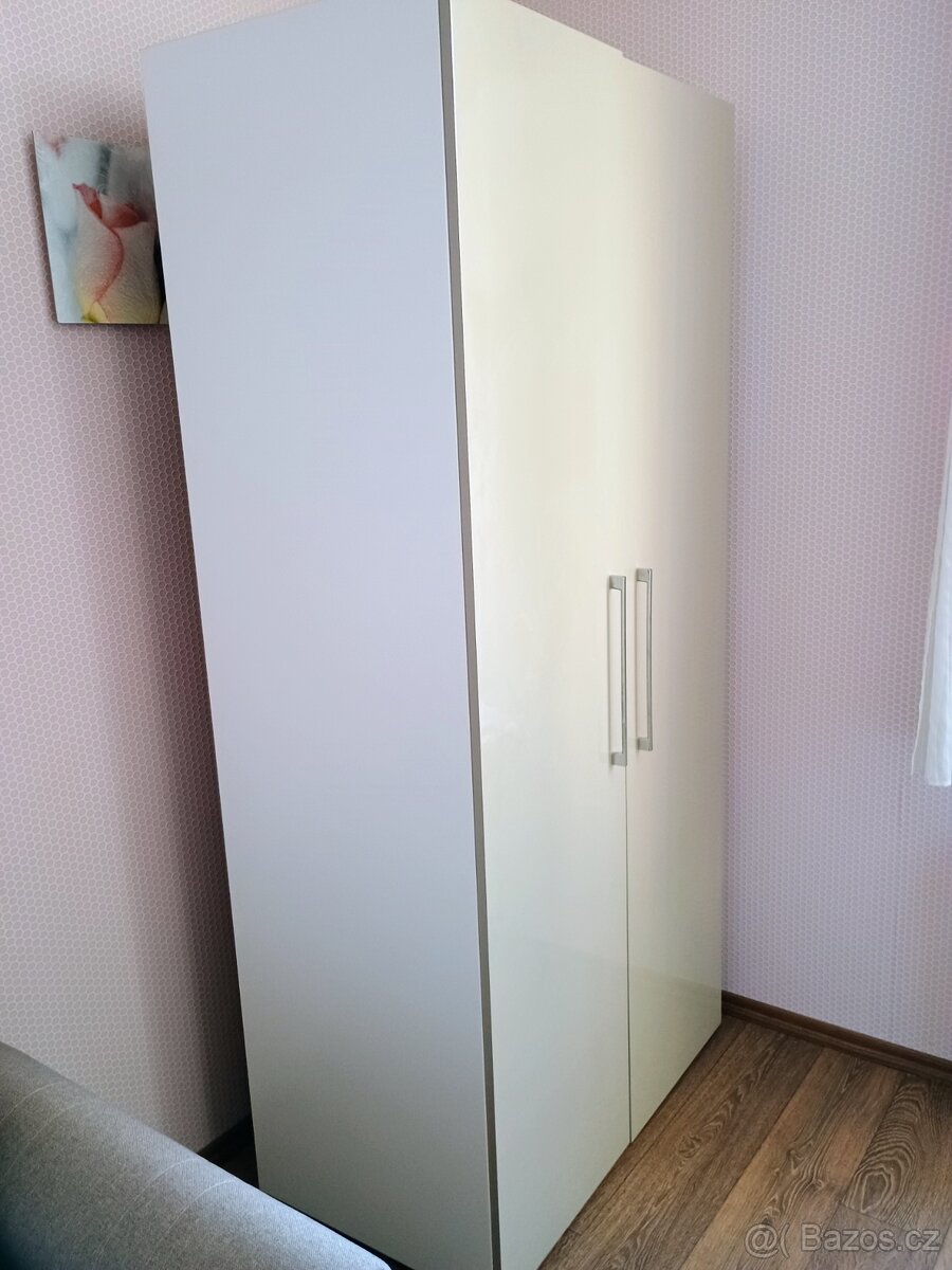 Skříň šatní - 2