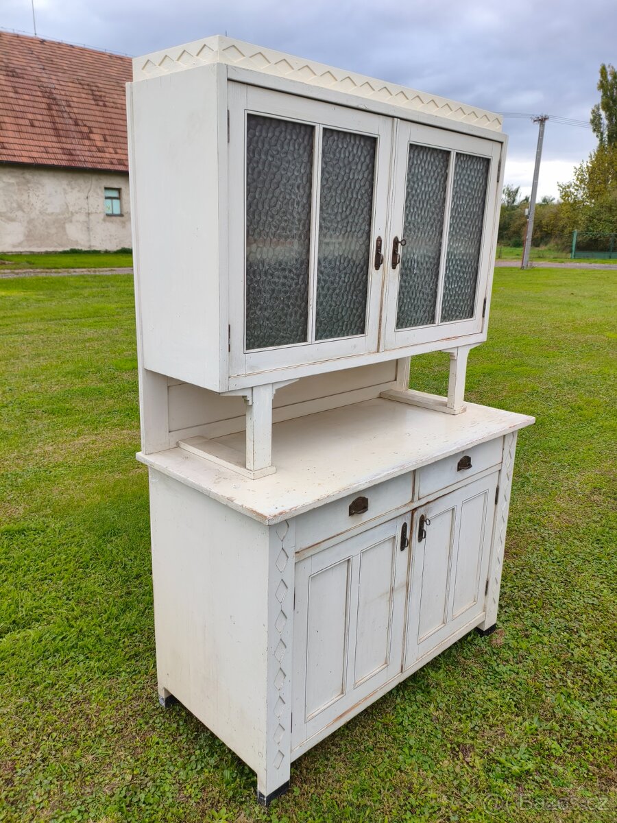 Stará bílá secesní kredenc - 2