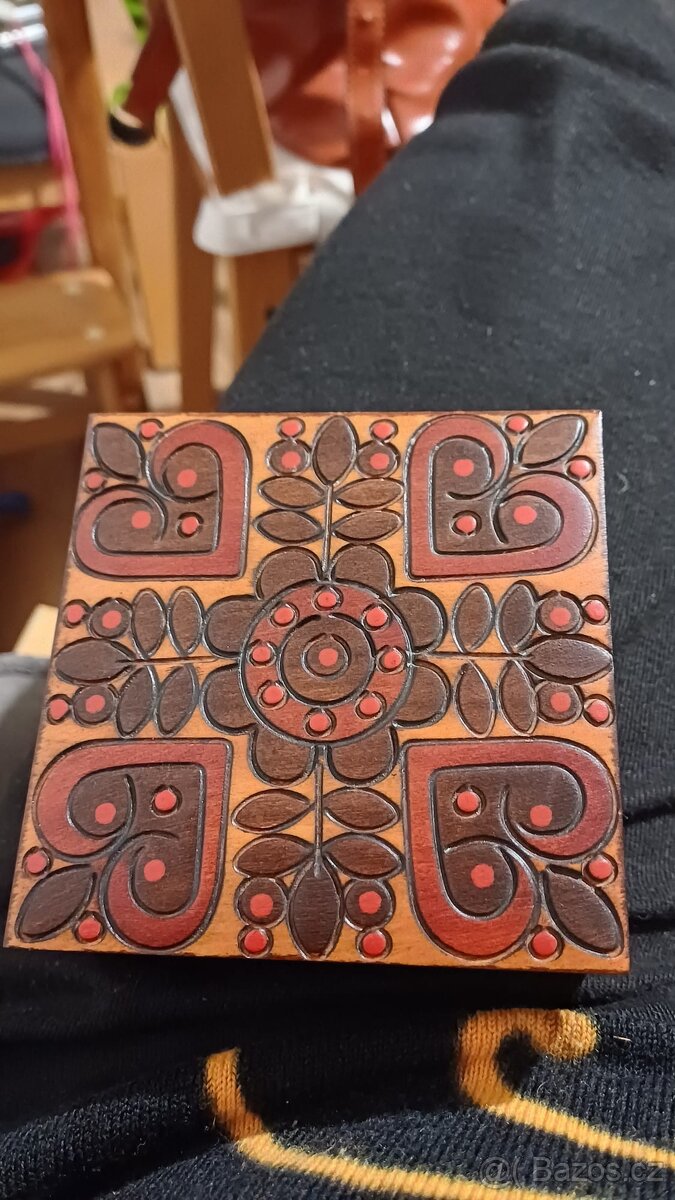 Stará lidová, ručně zdobená, dřevěná šperkovnice - 2