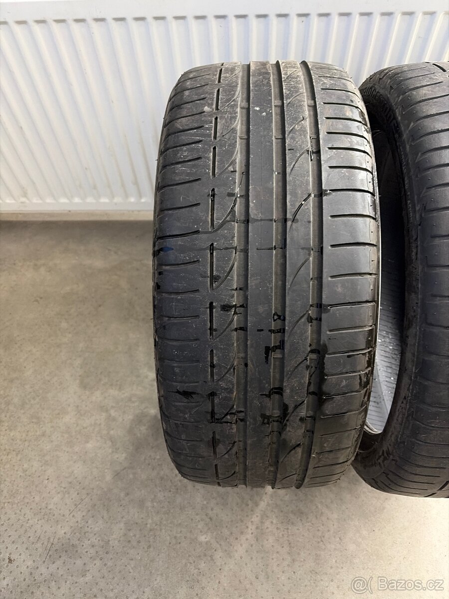 Letní pneu 235/40/19 - 2
