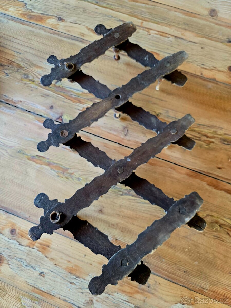 Rozkládací věšák. - 2