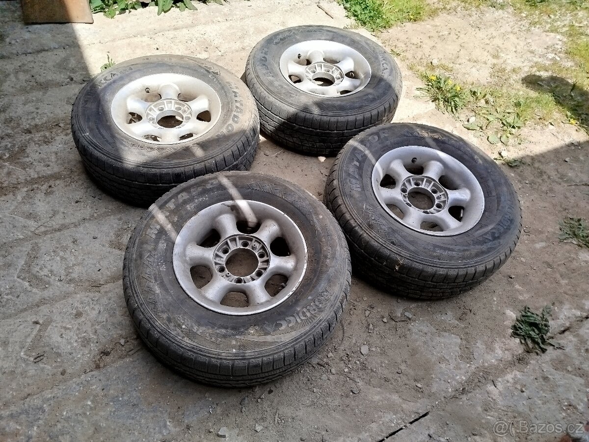235 75 R15 originál Pajero 2