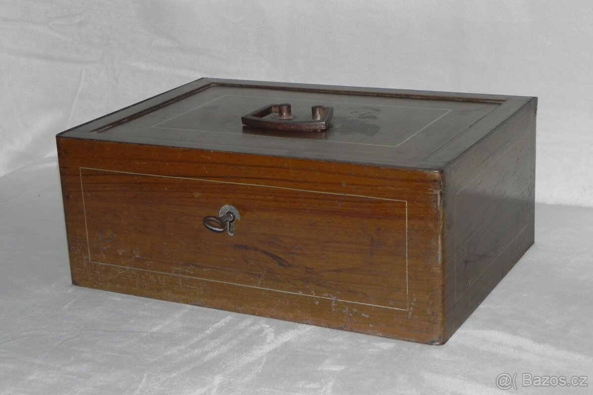 Starý příruční trezor - 2