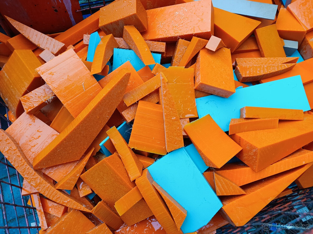 plastové odřezky - 2