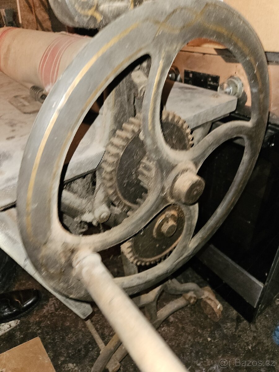 Historický starý mandl. Těžky - litina. - 2