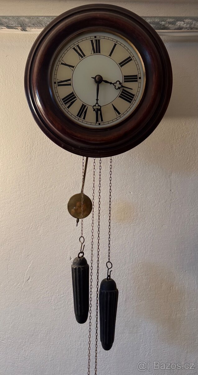 Nástěnné kyvadlové hodiny v kruhovém profilovaném rámečku - 2