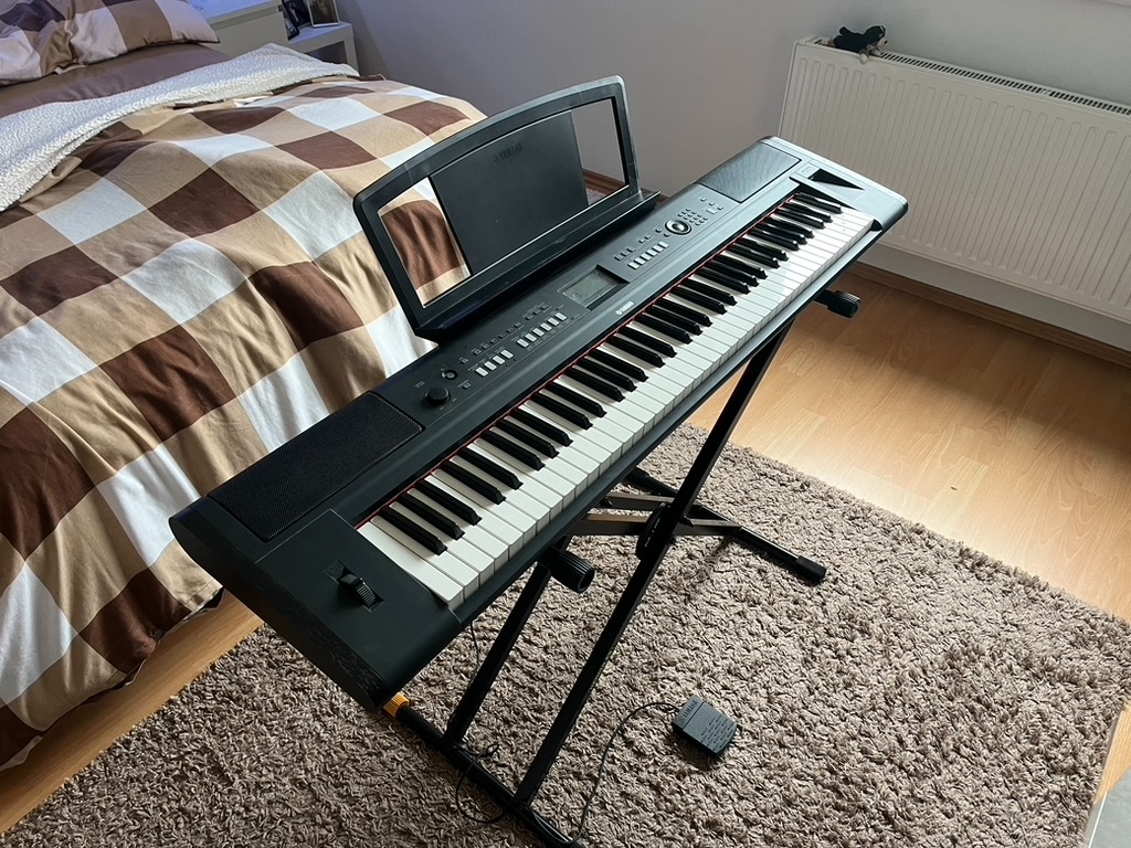 Prodám Yamaha NP-V80 Piaggero + stojan - 2