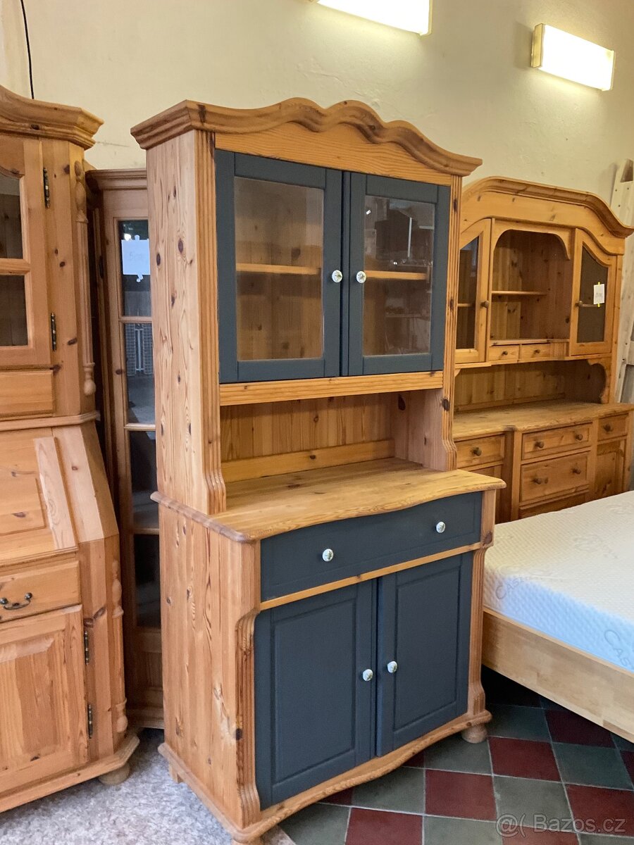 A dvoudveřová vitrína borovice Masiv Chalupa Roubenka - 2