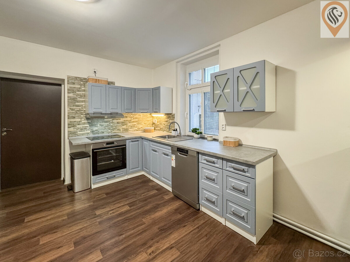 Pronájem prostorného a světlého bytu 3+1 po kompletní s gará - 2