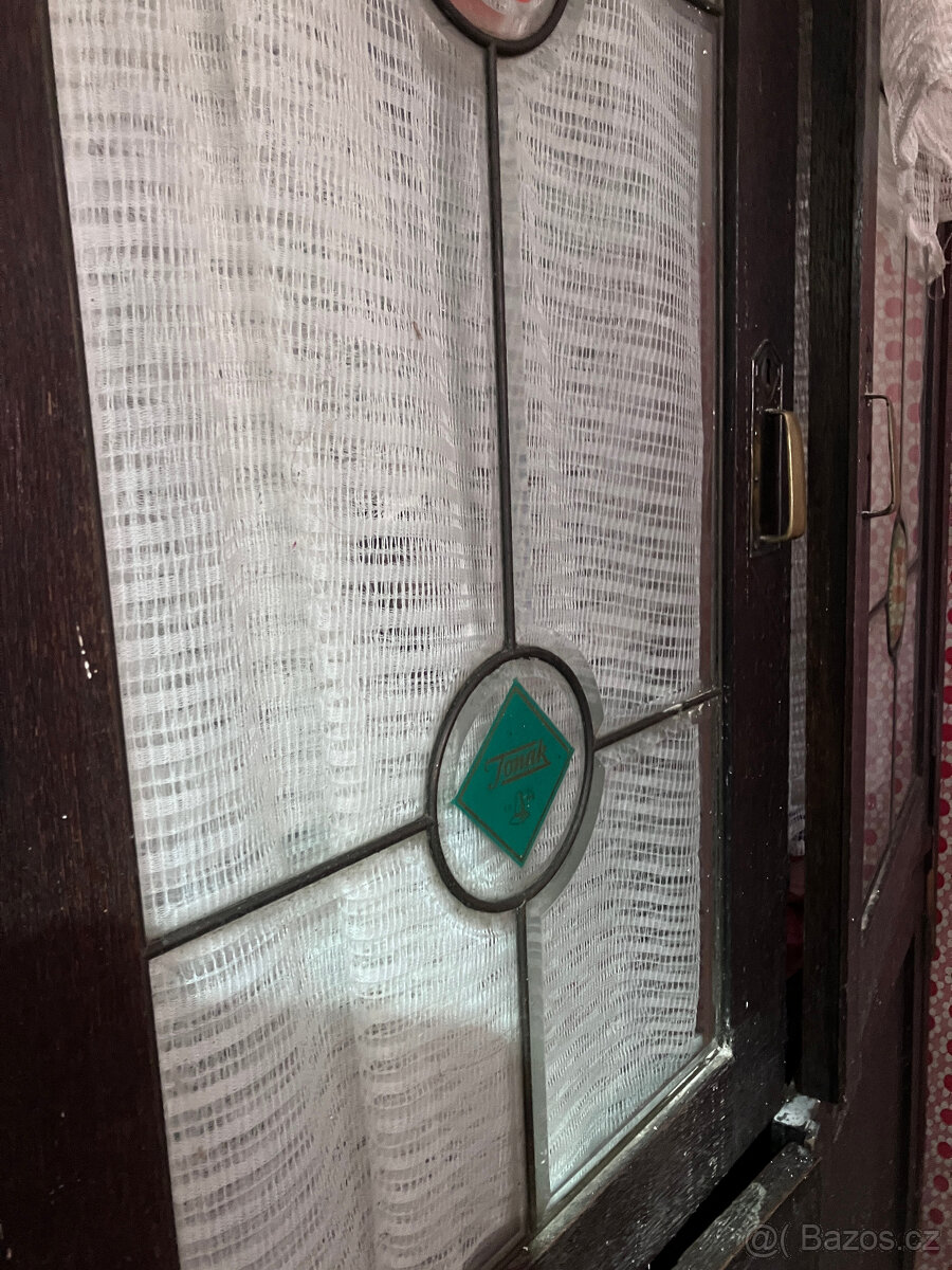 Historická černá skříň, sklo v mosazných rámečcích - 2