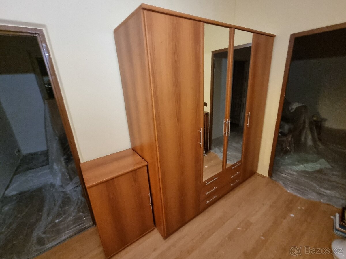 Šatní skříň + skříňka - 2