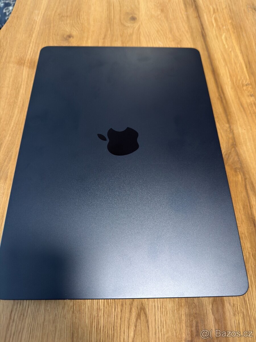 Macbook Air 13,6" M2 8/256GB - Temně inkoustový - 2