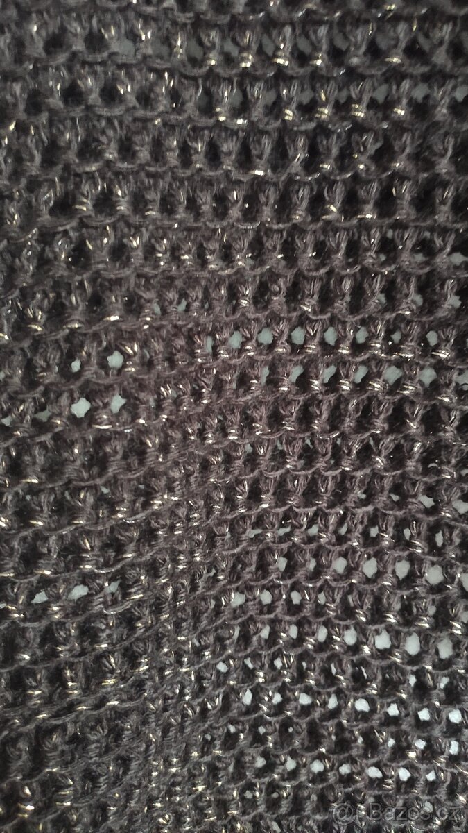 Tmavě hnědý svetr se zlatým prošíváním - 2