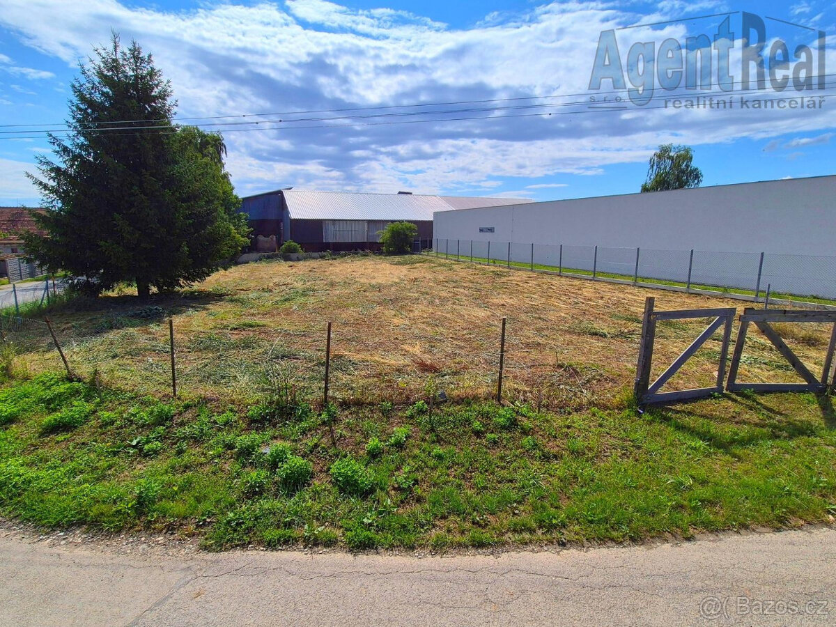 Stavební pozemek v obci Králová - 2