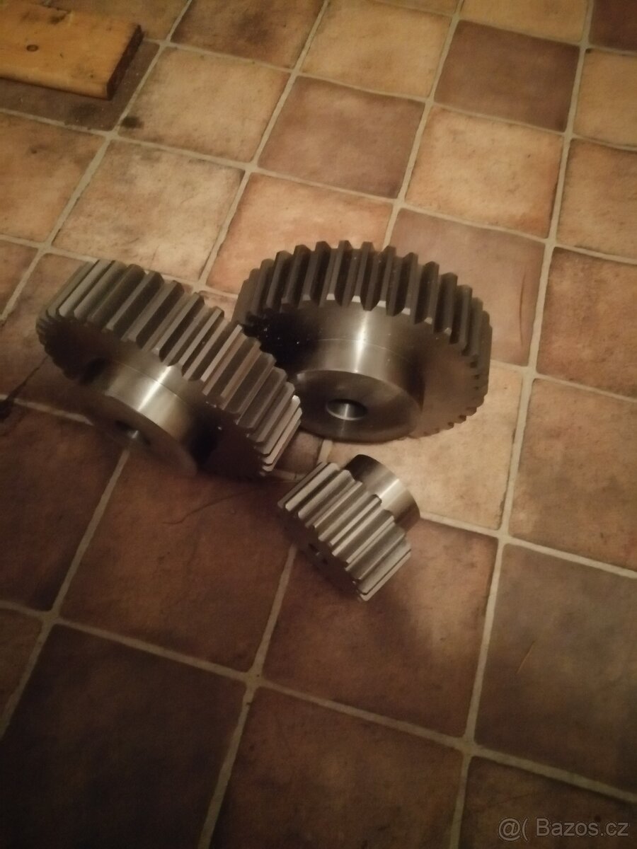 Prodám díly na špalíkovač/drtič - 2