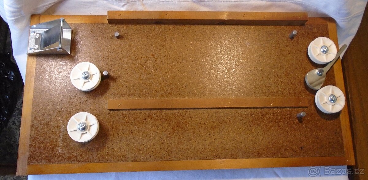 Doska na napínanie drôtika v rámiku. - 2