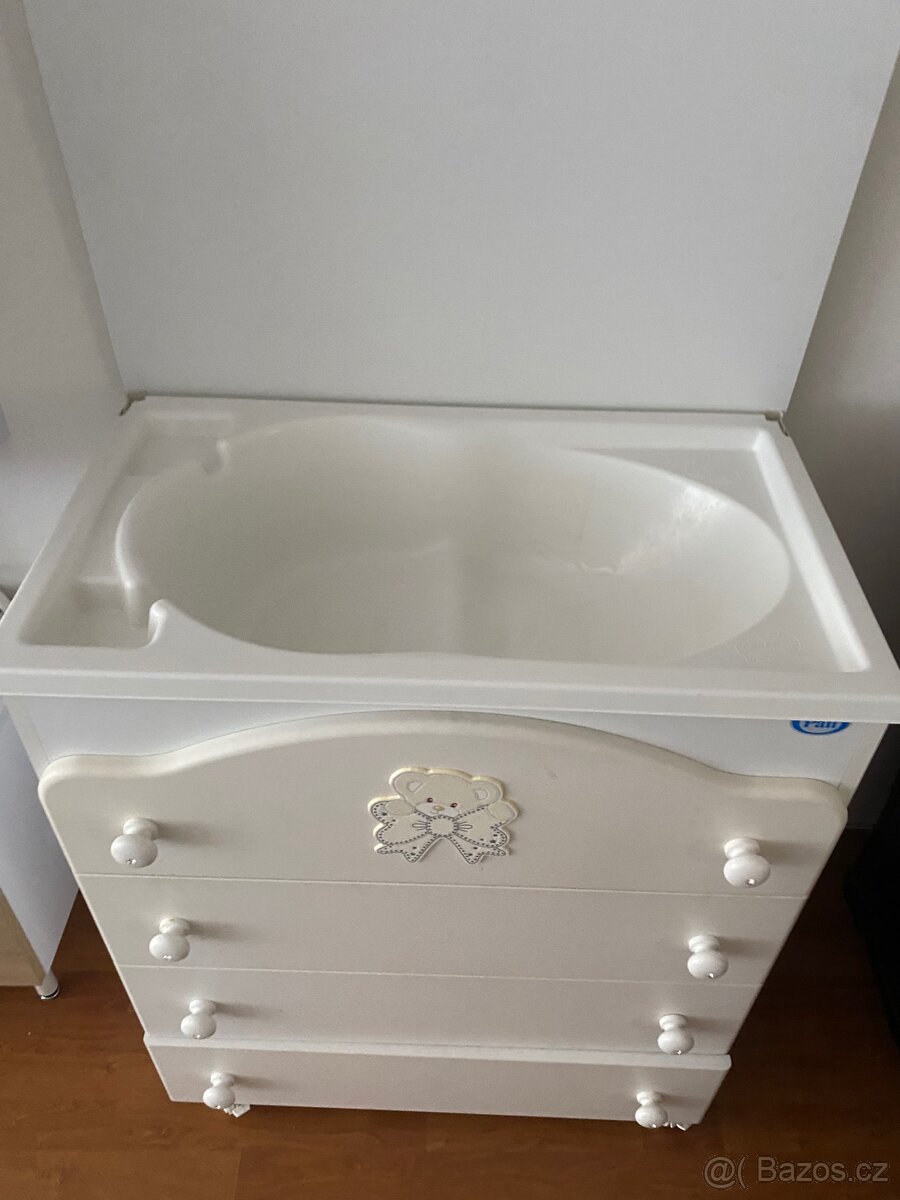 Přebalovací pult s vaničkou a komodou - 2