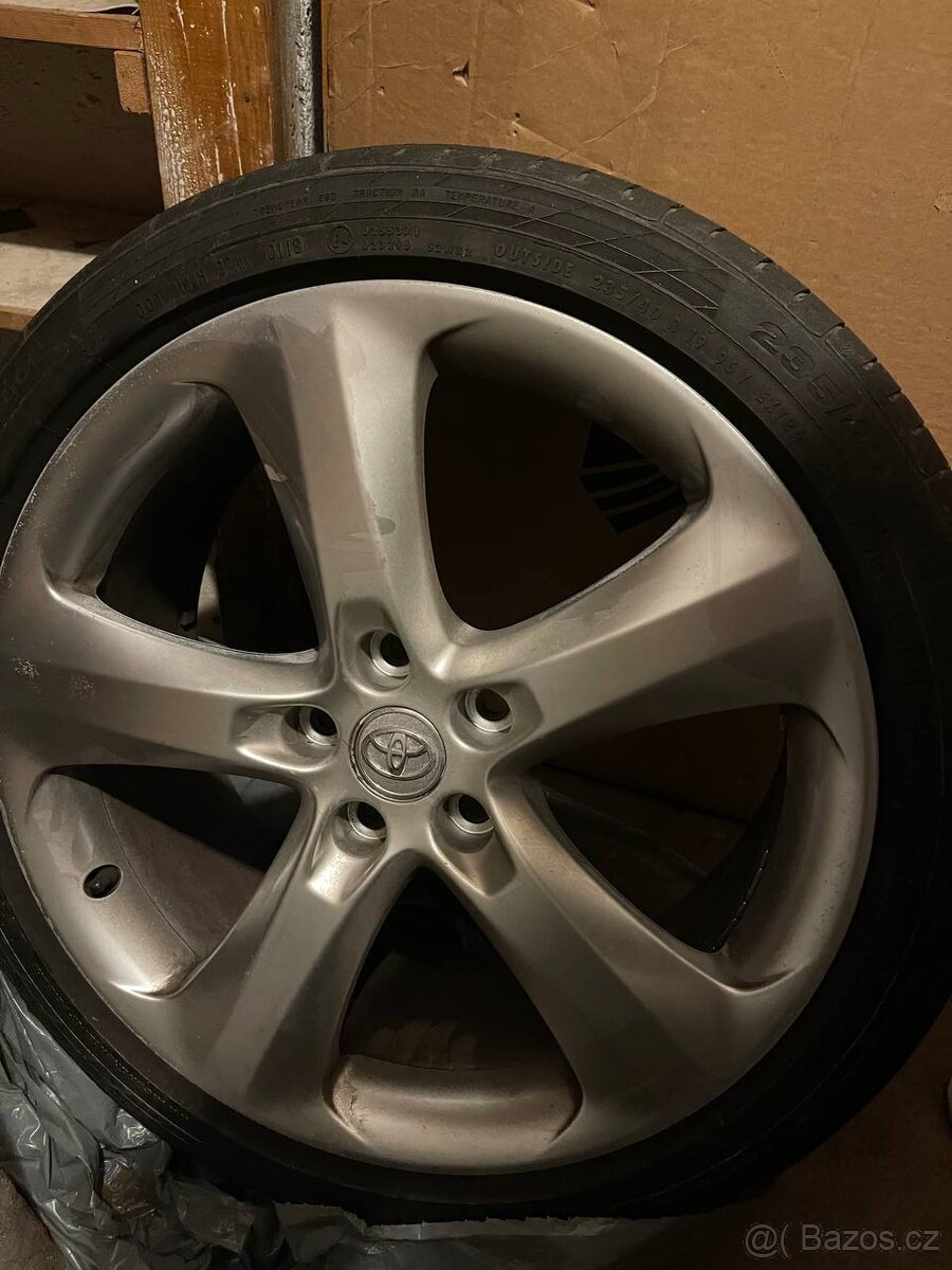 Prodám Kola Toyota 235/40R19 - 2