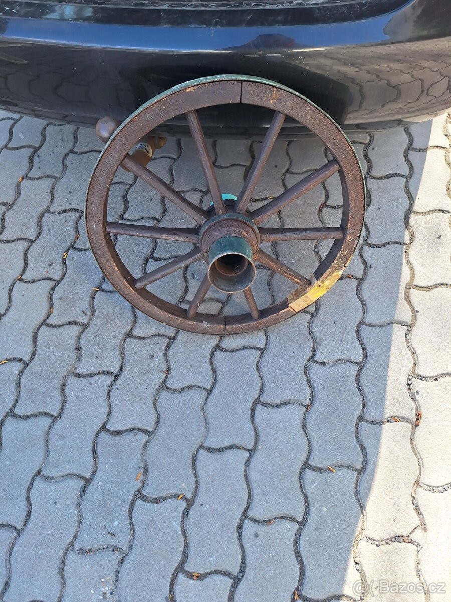 Staré kolo na vůz kočár - 2