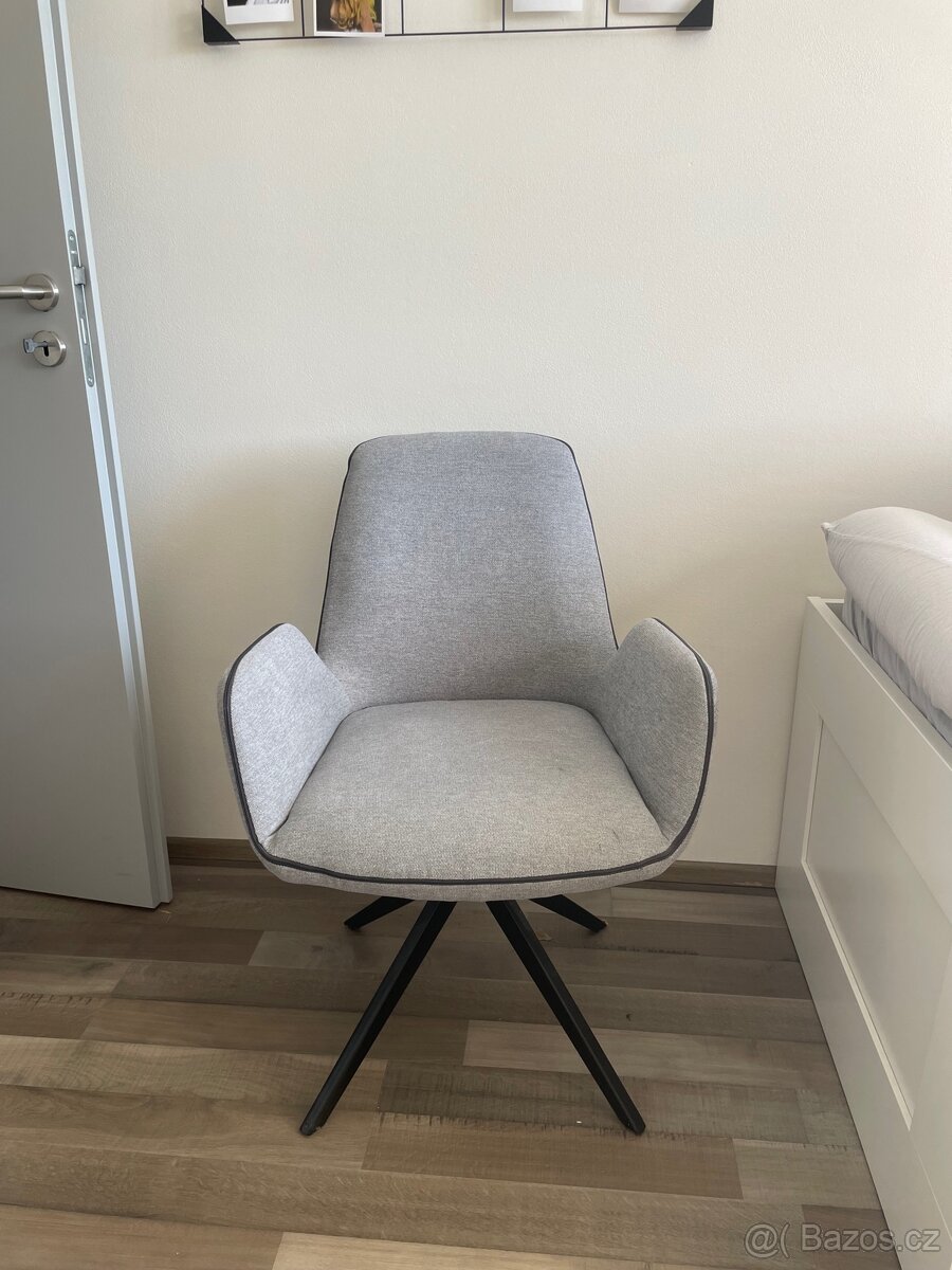 Světle šedé křeslo- téměř nové - 2