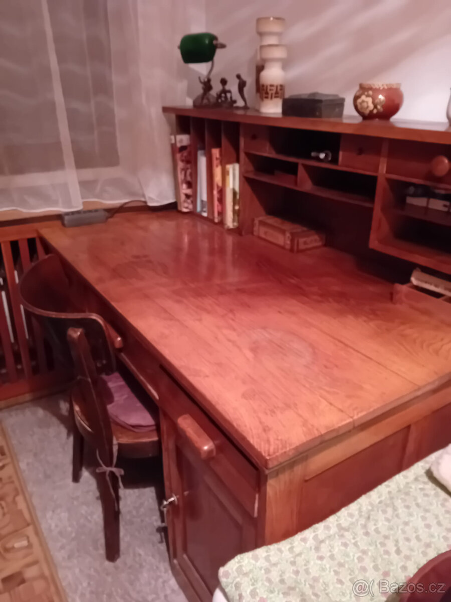 Prodám historický psací stůl z masivu - 2