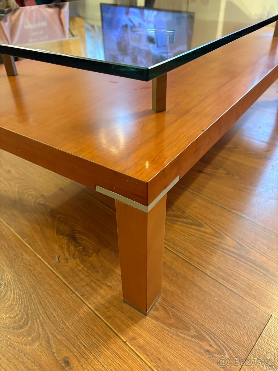 Prodám velice zachovalej stůl - masiv třešeň - 2