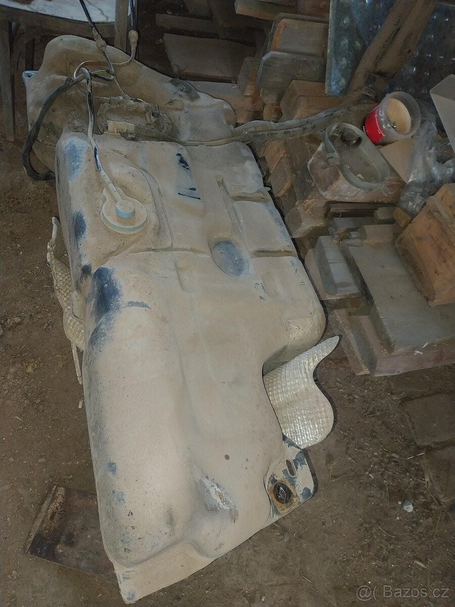 Citroenc4 16i16v80kw palivová nádrž - 2