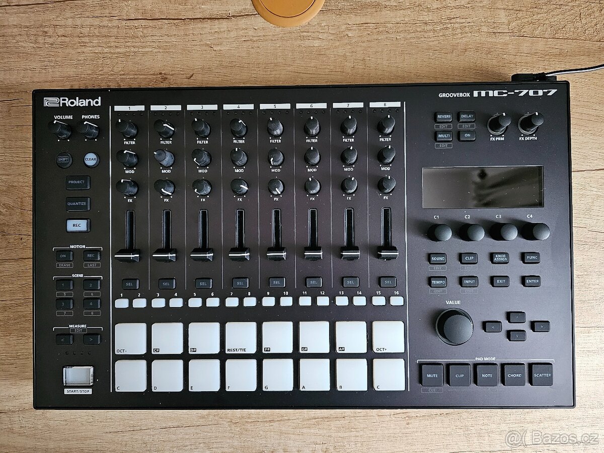 Roland MC-707 - 2