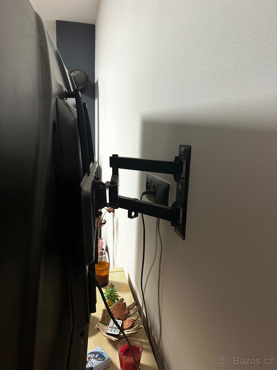 TV Hisense s držákem - 2