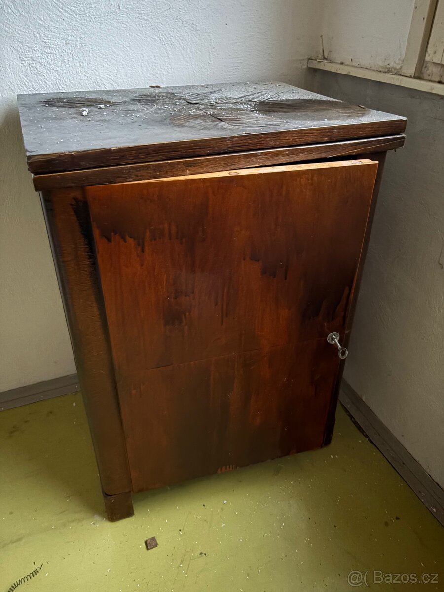 Starožitný šicí stroj Minerva - 2