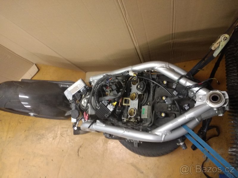 Triumph Daytona 955i náhradní díly z havarovaného motovyklu - 2