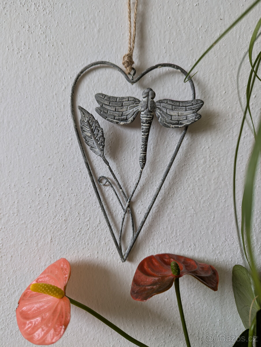 NOVÉ Dekorace kovová vážka na srdci - 2